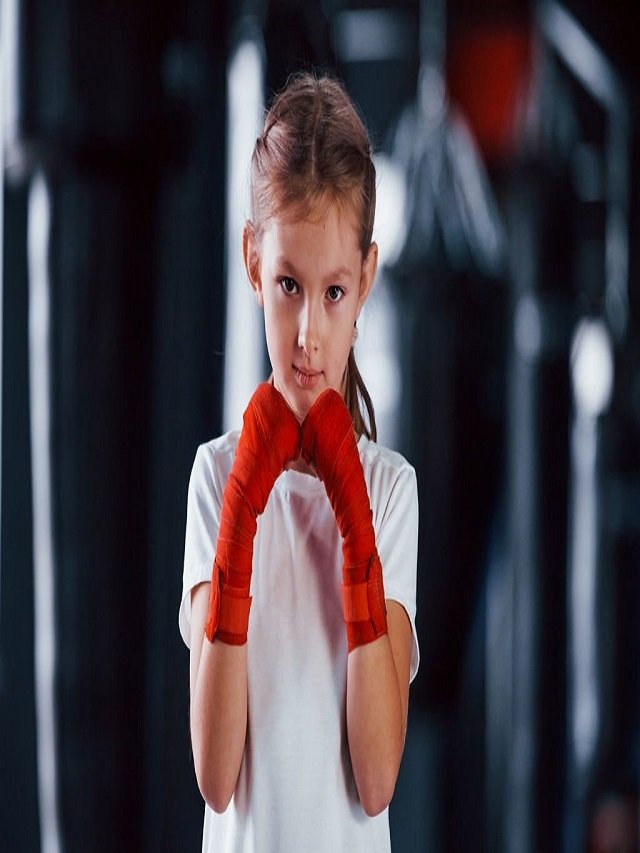 While teaching boxing, the daughter punished her father with a punch