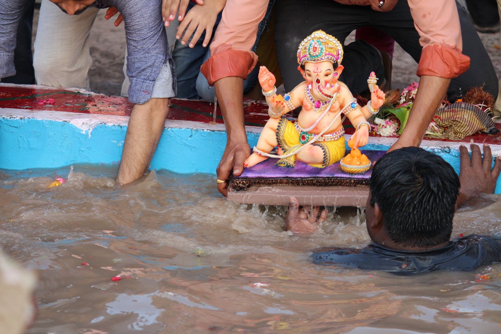 Ganesh Immersion 2026: Khairatabad Idol Immersed in Hussain Sagar Amidst Traffic Restrictions