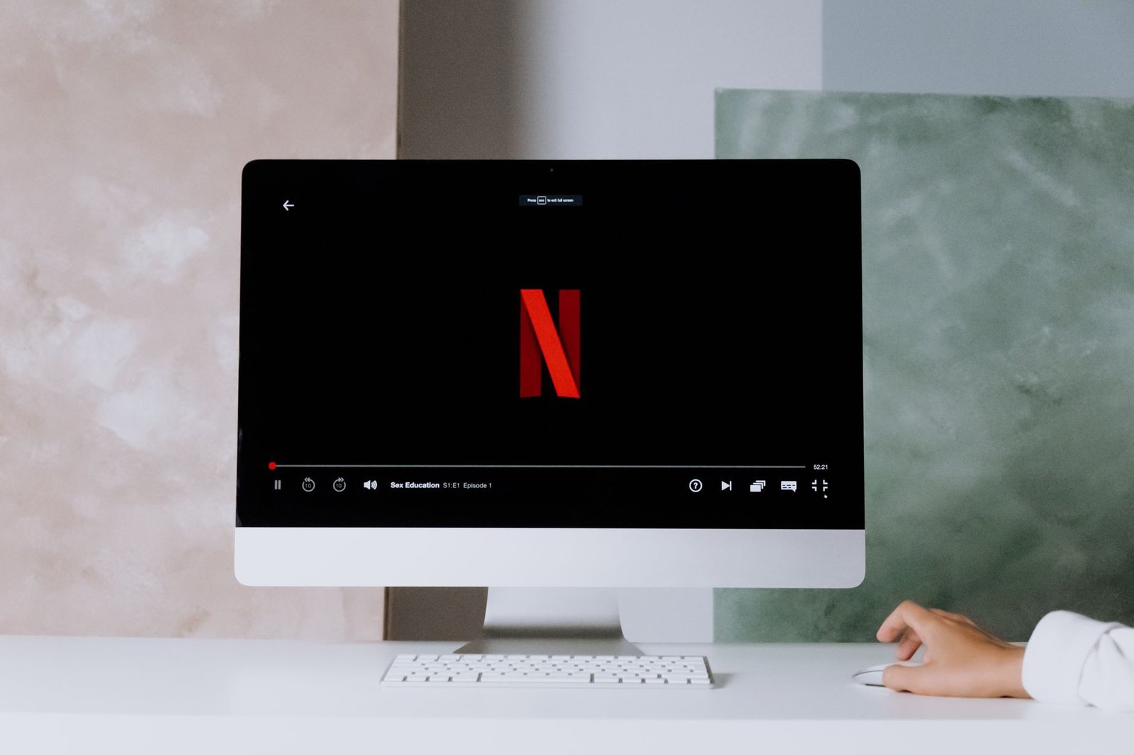 J.A. Bayona की नई Netflix डॉक्यूमेंट्री सीरीज 'Beyond Society' का सैन سبastián फिल्म फेस्टिवल में प्रीमियर